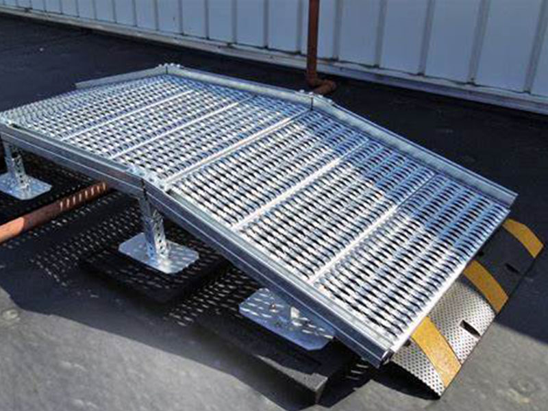 Diamond-strut safety grating