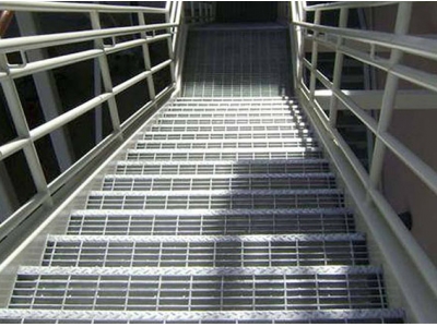 What are the disadvantages of non-galvanized treatment of steel grating surface? 