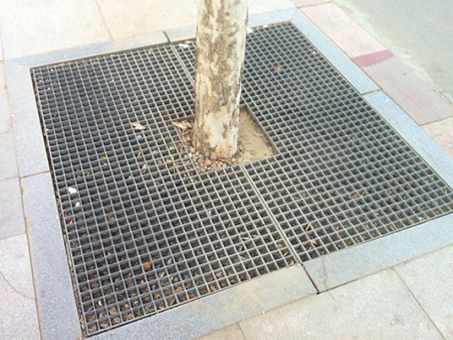 What are the disadvantages of non-galvanized treatment of steel grating surface?