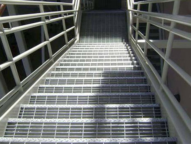 What are the disadvantages of non-galvanized treatment of steel grating surface?